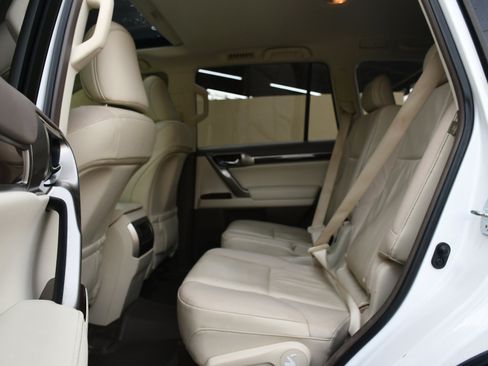 Used 2019 Lexus GX 460 image 18