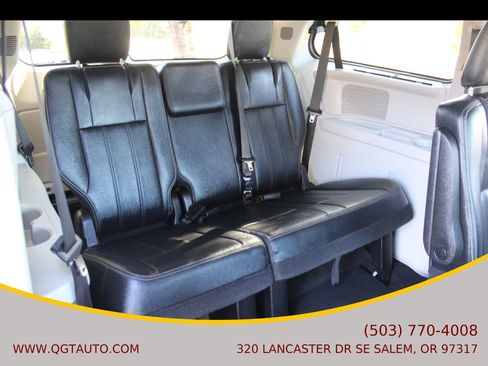 Used 2016 Chrysler Town & Country Touring w/ Driver Convenience Group FWD image 17