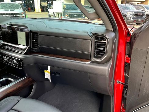 Certified 2024 GMC Sierra 1500 SLT image 18