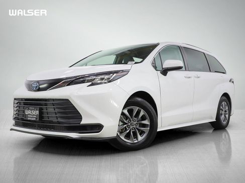 Used 2022 Toyota Sienna LE image 1