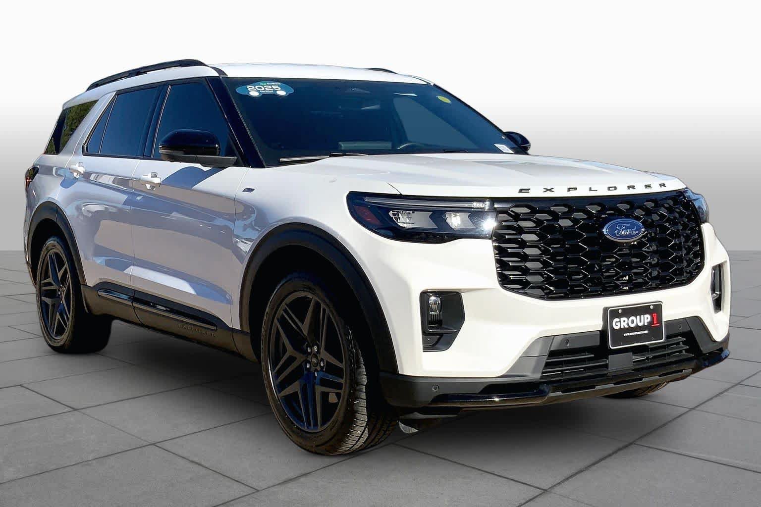 Used 2025 Ford Explorer ST-Line w/ Premium Package RWD image 3