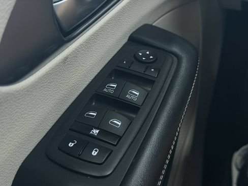 Used 2023 Chrysler Pacifica Touring-L FWD image 46
