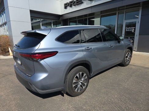 Used 2022 Toyota Highlander XLE AWD/4WD image 3