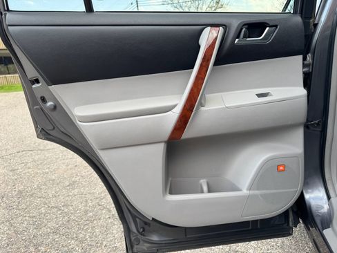 Used 2011 Toyota Highlander Limited w/ Tow Pkg image 40