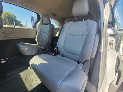 Used 2021 Toyota Sienna XLE FWD image 10