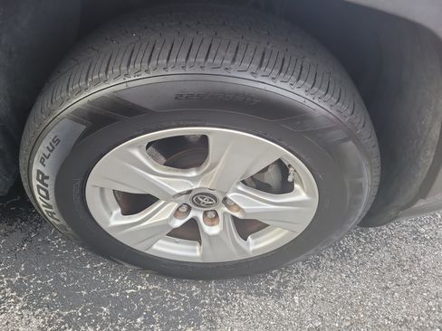 Used 2019 Toyota RAV4 XLE FWD image 9
