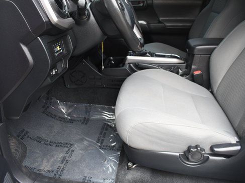 Used 2019 Toyota Tacoma SR5 AWD/4WD image 15