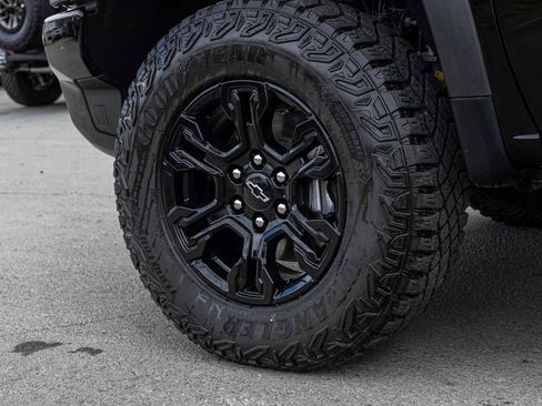 Used 2024 Chevrolet Silverado 1500 ZR2 w/ Technology Package image 6