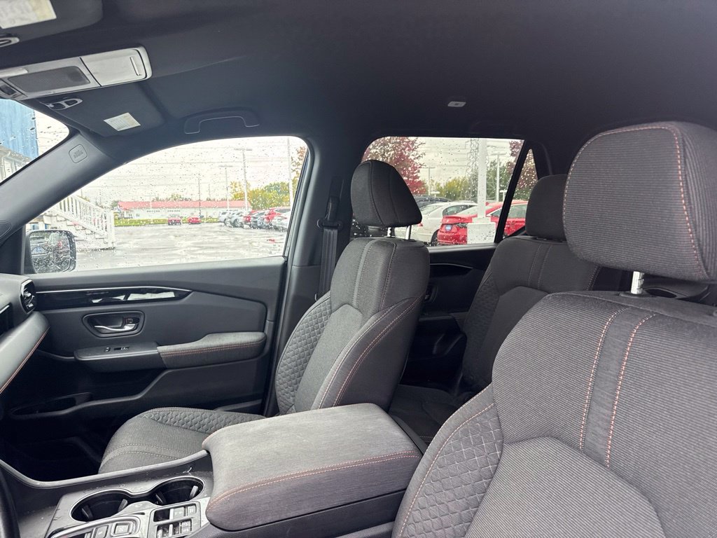 Used 2025 Honda Pilot Sport image 15