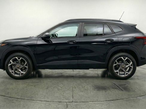 Used 2025 Chevrolet Trax LT w/ LT Convenience Package image 5