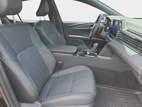 Used 2025 Toyota Camry XSE FWD image 10