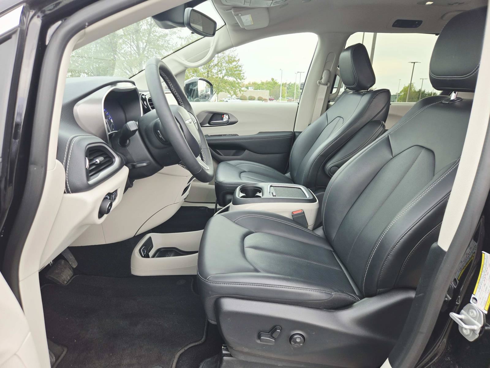 Used 2024 Chrysler Pacifica Touring-L FWD image 12