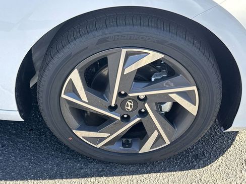 New 2025 Hyundai Elantra SEL image 12