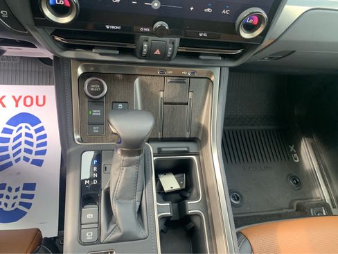 Used 2025 Lexus GX 550 w/ Accessory Package (2T) AWD/4WD image 19