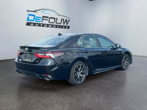 Used 2021 Toyota Camry SE FWD image 3