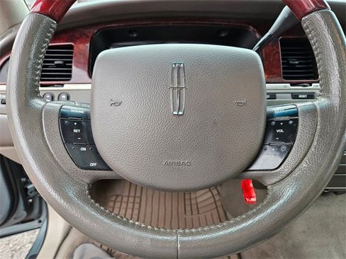Used 2005 Lincoln Town Car Signature Limited image 19