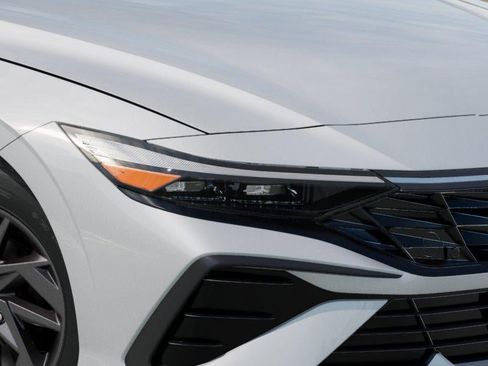 Used 2025 Hyundai Elantra Hybrid FWD image 9