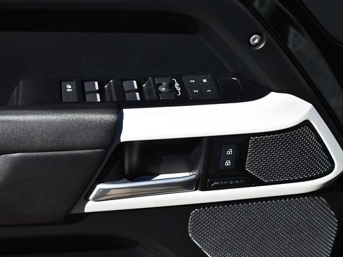 Used 2024 Land Rover Defender 110 S image 30