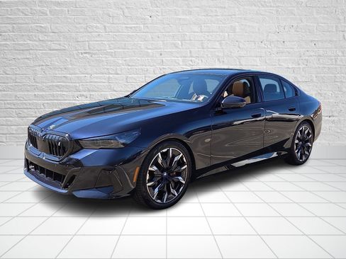 Used 2025 BMW i5 xDrive40 w/ Executive Package image 3