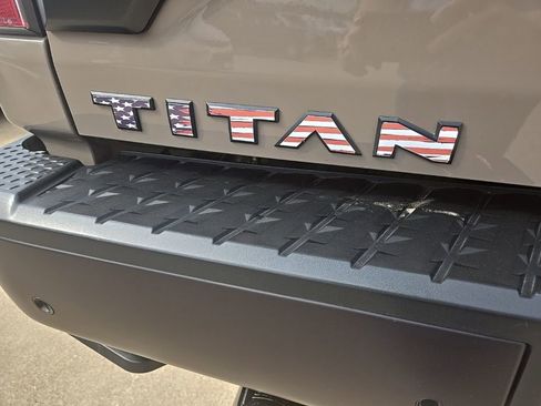 Used 2021 Nissan Titan PRO-4X w/ Pro-4x Convenience Package image 12