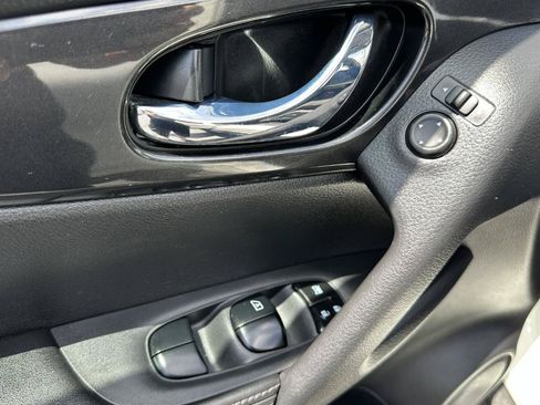 Used 2017 Nissan Rogue SV AWD/4WD image 24