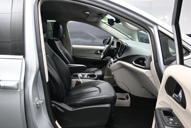 Used 2024 Chrysler Pacifica Touring-L FWD image 24