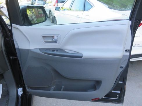 Used 2018 Toyota Sienna LE FWD image 30