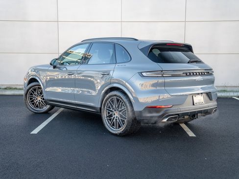 Used 2025 Porsche Cayenne image 3