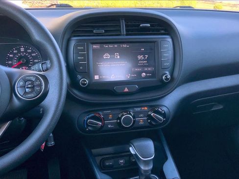 Used 2022 Kia Soul LX image 6