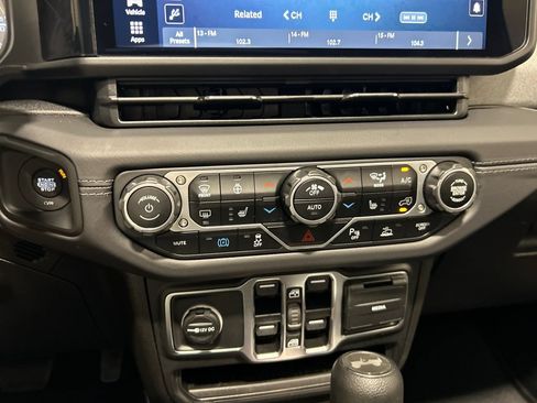 Used 2025 Jeep Wrangler Unlimited Sahara w/ Safety Group AWD/4WD image 23