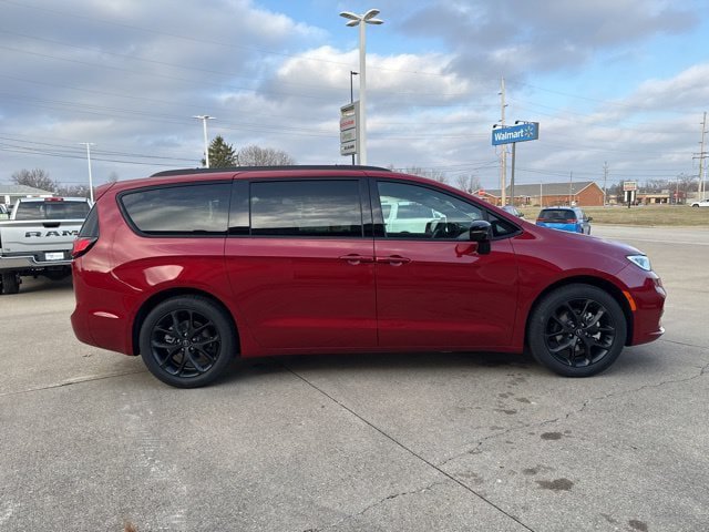 New 2026 Chrysler Pacifica Select w/ S Appearance Package FWD image 8