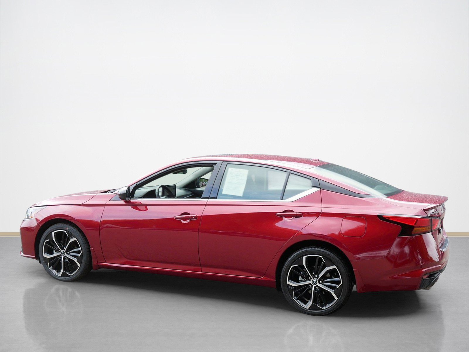 Certified 2023 Nissan Altima 2.5 SR w/ SR Premium Package AWD/4WD image 3