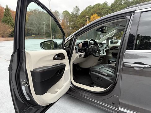 Used 2017 Chrysler Pacifica Touring-L image 18