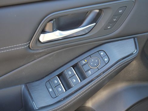 Used 2025 Nissan Rogue SL w/ Tech Package image 19