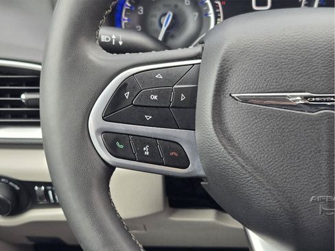 Used 2024 Chrysler Pacifica Touring-L FWD image 24