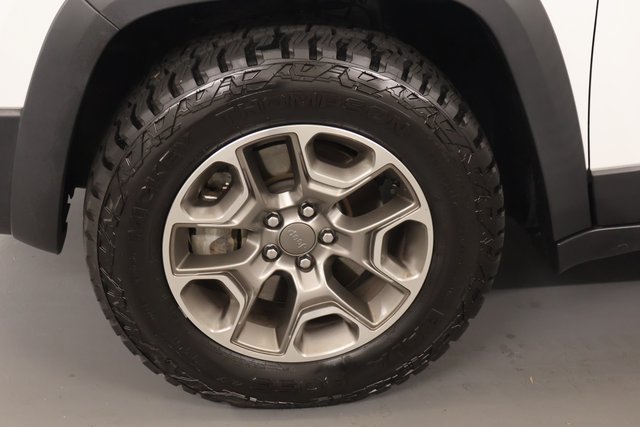 Used 2020 Jeep Cherokee Trailhawk w/ Cold Weather Group AWD/4WD image 7