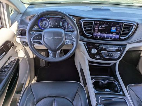 Used 2023 Chrysler Pacifica Limited image 19