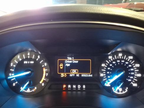 Used 2017 Ford Fusion SE FWD image 21