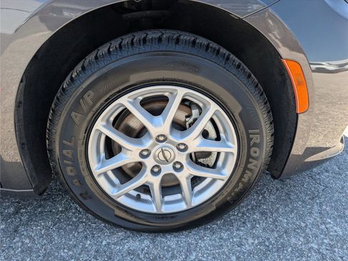 Used 2022 Chrysler Pacifica Touring-L image 9