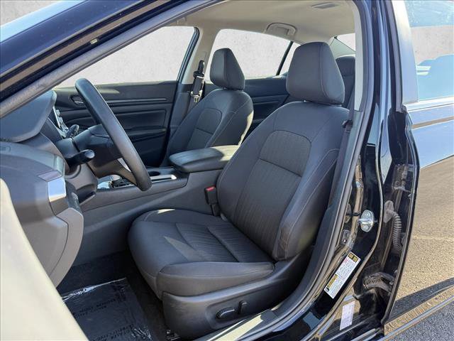 Used 2025 Nissan Altima 2.5 SV FWD image 11