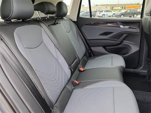 New 2025 Volkswagen Tiguan SE image 17