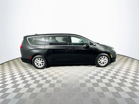 Certified 2025 Chrysler Pacifica Select image 13