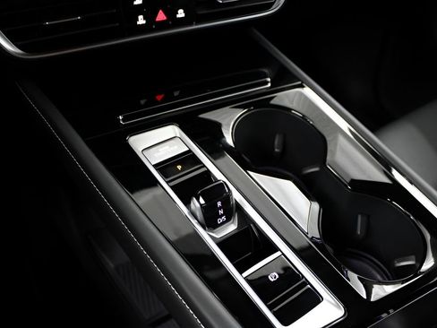 Used 2024 Volkswagen Atlas SE w/ Black Wheel Package FWD image 31