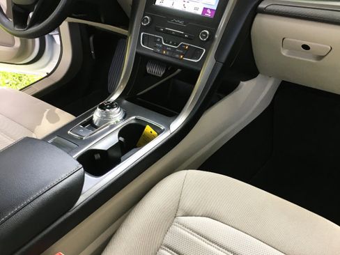 Used 2019 Ford Fusion SE image 19