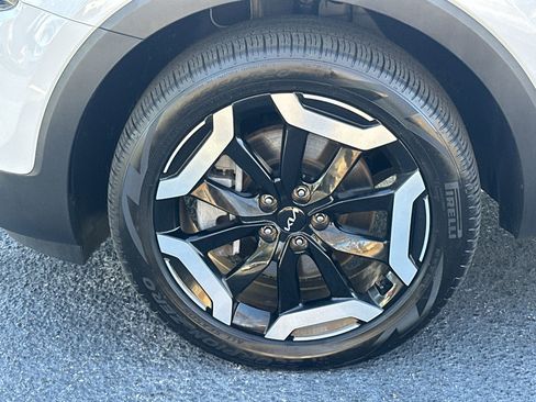 Used 2024 Kia Telluride EX w/ EX Captain's Chair Package image 13