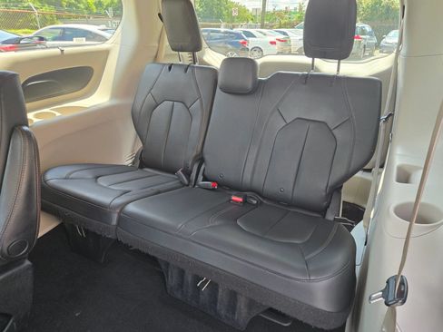 Used 2020 Chrysler Pacifica Touring-L FWD image 10