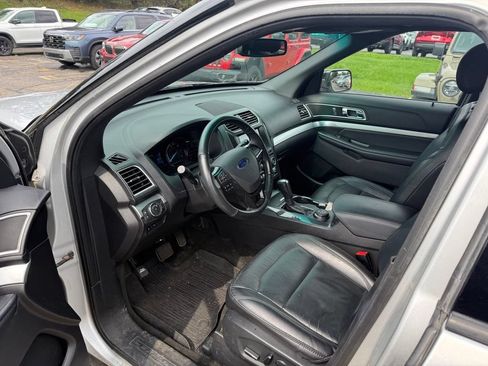 Used 2017 Ford Explorer XLT w/ Equipment Group 202A AWD/4WD image 7