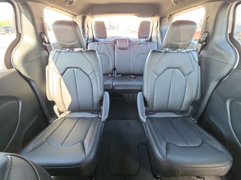 New 2027 Chrysler Pacifica Select FWD image 21