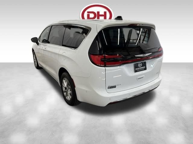 Used 2025 Chrysler Pacifica Select AWD/4WD image 9