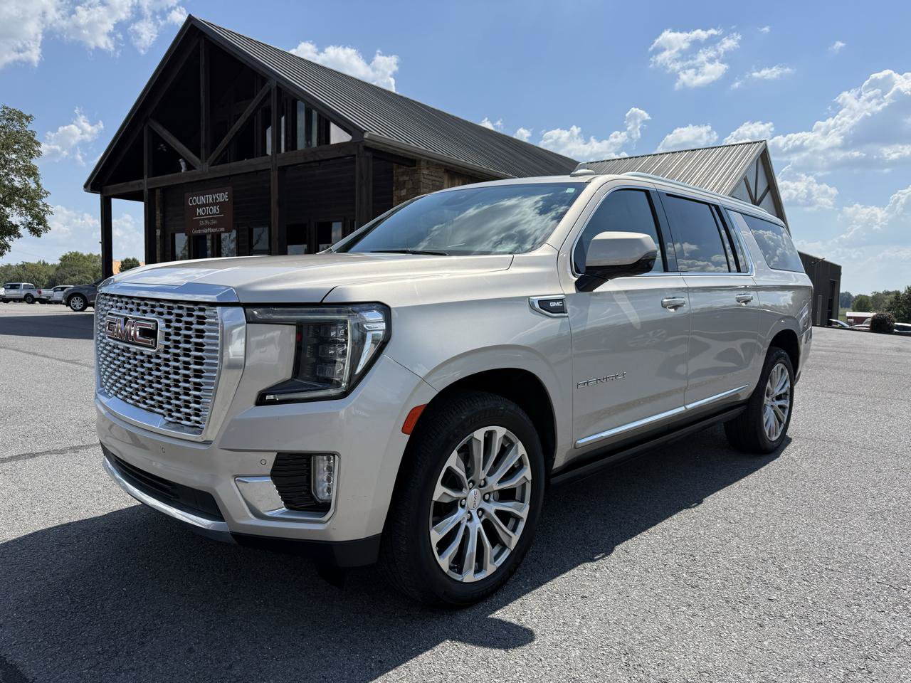 Used 2023 GMC Yukon XL Denali AWD/4WD image 2